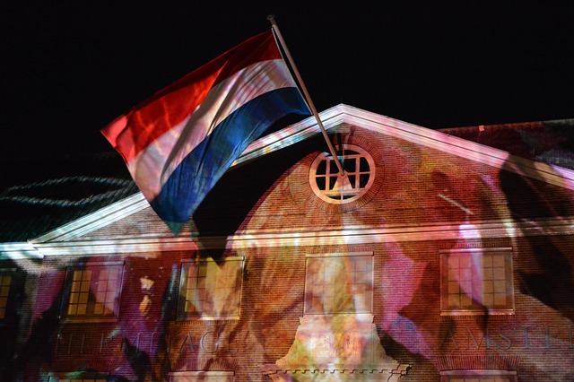 Nederlandse vlag in amsterdam in de nacht