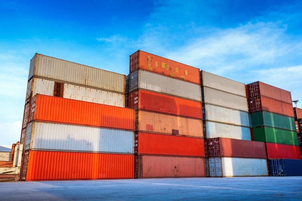 industrieplein met veel containers op elkaar gestapeld