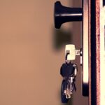 Sleutelbos steekt in het slot van een half geopende deur bij buitensluiting