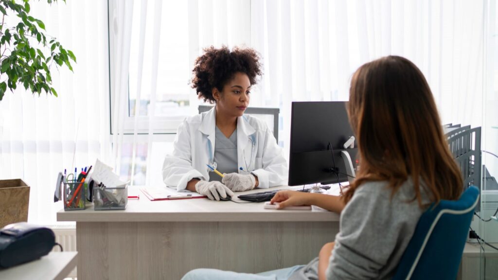 Arts in gesprek met patiënt over het belang van vroegtijdige diagnose en preventief onderzoek
