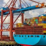 Automatisering in de haven met grote kraan die containers laadt op containerschip