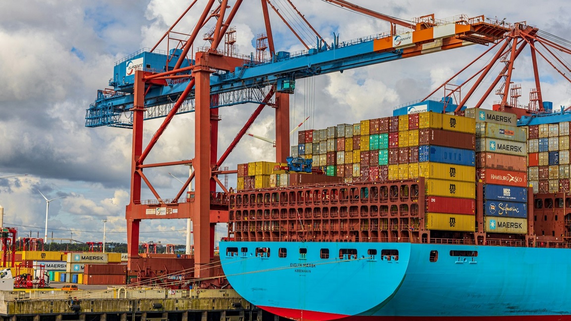 Automatisering in de haven met grote kraan die containers laadt op containerschip