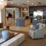 Ruim en elegant interieur van een luxe woning met open keuken, stijlvolle meubels en moderne afwerking