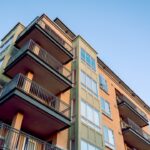 Moderne appartementen met balkons in een middelgrote stad, passend bij de woningmarkt middelgrote steden