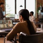 Een vrouw zit op kantppr en werkt zowel fysiek als online