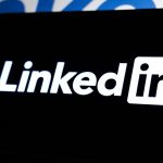 LinkedIn-logo in wit op zwarte achtergrond, symbool voor authenticiteit in zakelijke communicatie