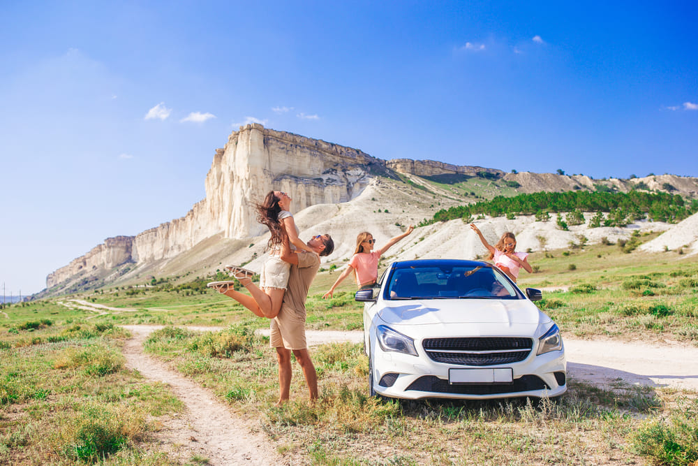 familiefoto met een mercedes