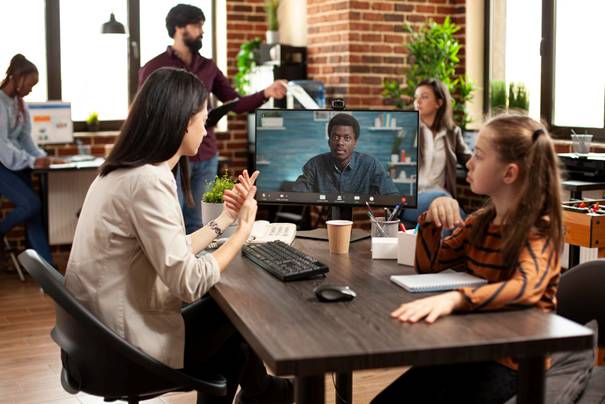 Tijdens een gesprek belt iemadn in via een beeldscherm