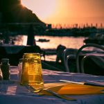 De zon aan zee hield ons de hele dag gezelschap. Een typisch Italiaans diner wacht op ons. Het strand is nog warm. Min geschaald.