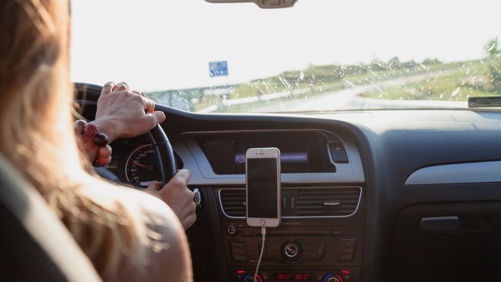Praktijkervaring achter het stuur tijdens het rijden, waarbij leren door doen zorgt voor inzicht en vaardigheid