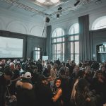 Beleving cre&euml;ren tijdens een drukbezocht evenement met stands en interactie tussen bezoekers