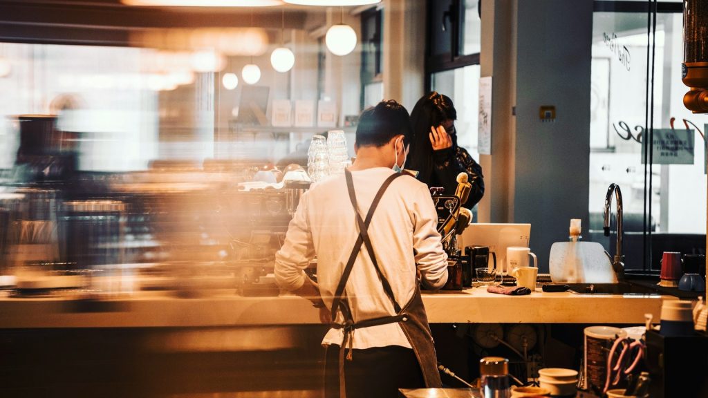 Barista werkt alleen achter de bar, illustratief voor personeelstekort horeca in koffiezaken