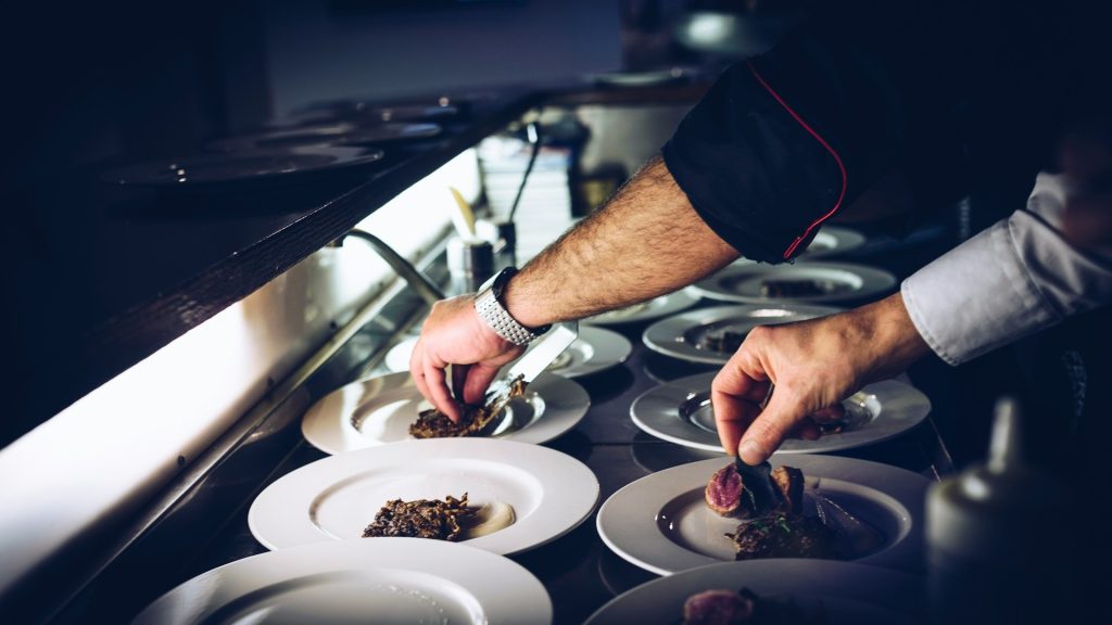 Keukenpersoneel bereidt borden voor in druk restaurant, ondanks personeelstekort horeca