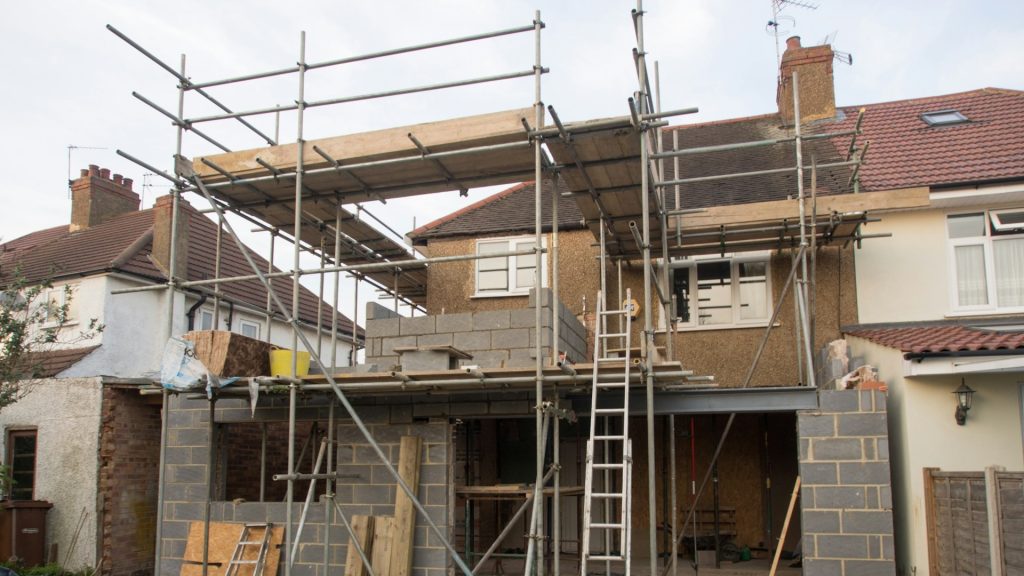 Woninguitbreiding in de steigers als onderdeel van een renovatieproject aan een bestaande woning