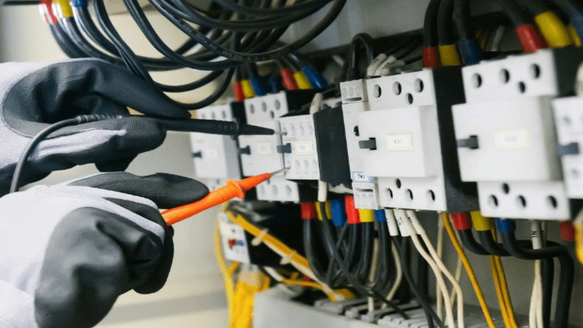 Elektricien controleert bedrading in groepenkast bij uitbreiding met extra groepen voor veilige stroomverdeling