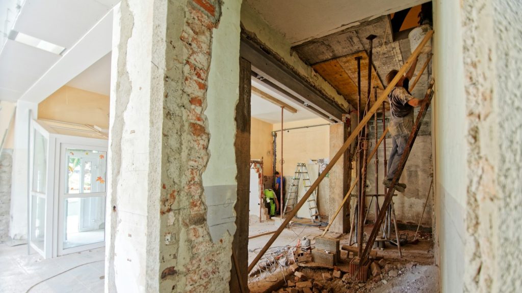 Binnenrenovatie met sloopwerk en constructiewerkzaamheden als onderdeel van periodiek onderhoud.