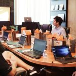 Presentatie in vergaderruimte met team en laptops, gericht op strategie en doelgroep inzicht in marketing