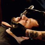 Baard trimmen bij barbier als onderdeel van haar en baard verzorging voor strakke lijnen en verzorgde look