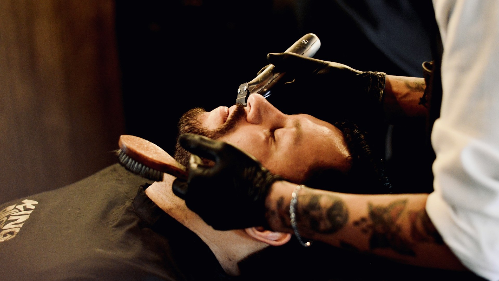 Baard trimmen bij barbier als onderdeel van haar en baard verzorging voor strakke lijnen en verzorgde look