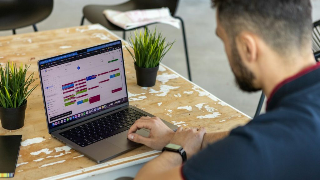 Automatisering informatieverwerking zichtbaar op laptop met planningstool en overzicht van taken