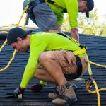 Dakdekkers werken veilig op hellend dak bij prijs dakrenovatie