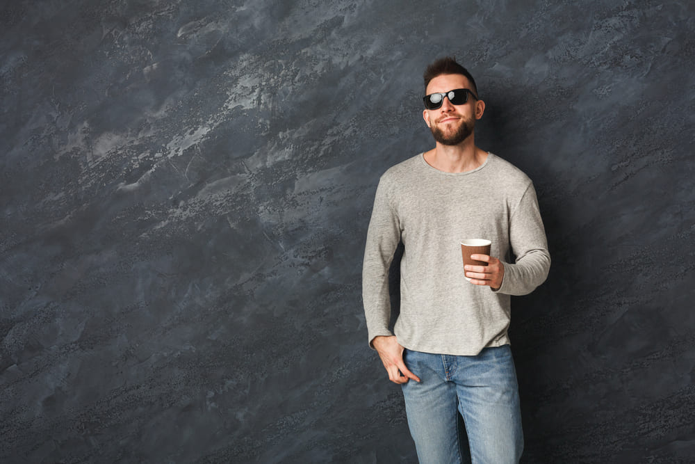 man met een casual onderhoudsarme look voor de werkdag